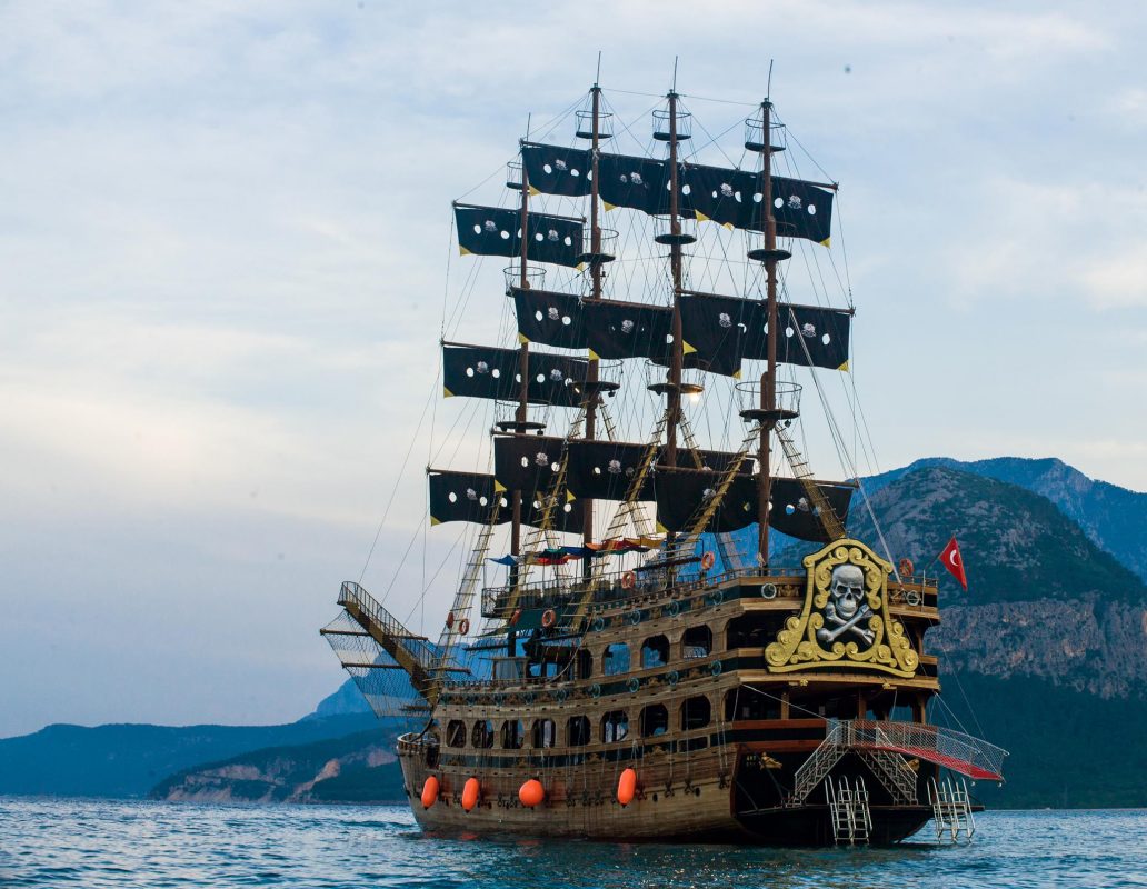 ZHEGAO QL1801 Pirate Ship Skull Adventure 